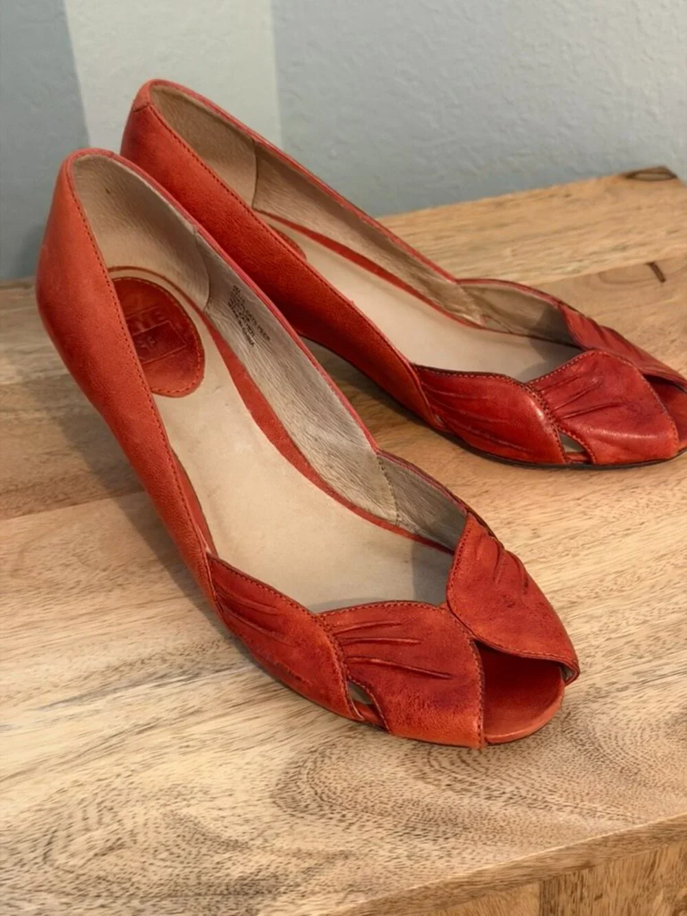 Frye Ada Pleats Peep Toe Pumps Coral Red Leather Kitten Heels Size 8 Vintage